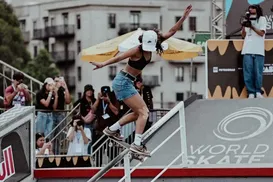 Ovacionada, Rayssa Leal avança à semifinal no Mundial de Skate Street - Imagem
