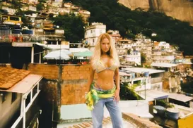 Pague R$ 200 e encare fila de 2h por vídeo de drone na laje da Rocinha - Imagem