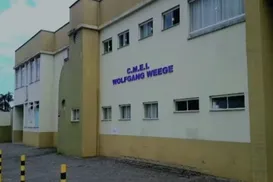 Pai busca criança errada em creche e só percebe troca em casa - Imagem