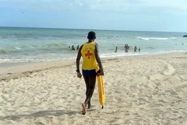 Pai morre afogado ao salvar filho na Praia do Flamengo em Salvador - Imagem