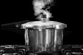 Panela de pressão explode e deixa mulher com queimaduras de 1º grau - Imagem