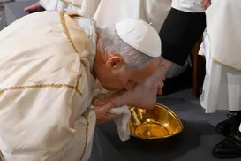 Papa Leão XIV lava pés de padres e manda forte recado contra a guerra - Imagem