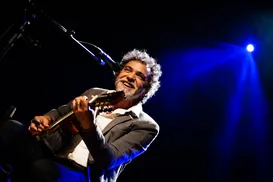 Paulinho Moska toca instrumentos recuperados de incêndio em Salvador - Imagem