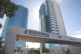 Pessoa passa mal e morre na entrada do Fórum 2 de Julho, em Salvador - Imagem