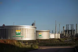Petrobras diz que está entregando todo o combustível produzido - Imagem