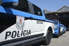 PMs são presos após assaltarem ônibus fardados e roubarem 11 celulares - Imagem