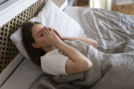 Por que você leva um susto ao dormir? Ciência explica - Imagem