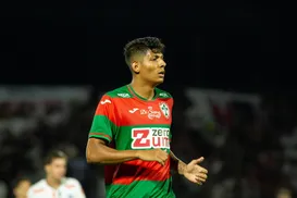 Portuguesa anuncia saída de volante que está a caminho do Vitória - Imagem