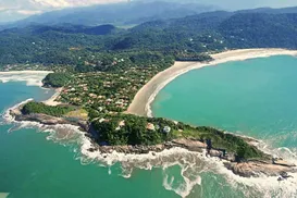 Praia e cachoeira criam paisagem encantadora no Brasil; saiba onde - Imagem