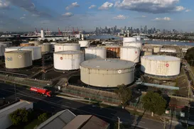 Preço do petróleo cai mais de 10% com sinal de trégua entre EUA e Irã - Imagem