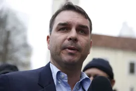 Presidente do PT faz críticas e pede ofensiva contra Flávio Bolsonaro - Imagem