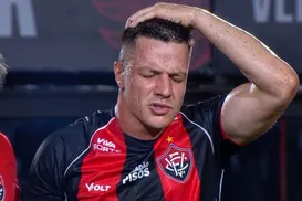 Renato Kayzer sai de campo chorando aos 10 minutos e preocupa Vitória - Imagem