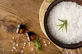 Sal grosso com alecrim funciona? Veja para que serve essa mistura - Imagem
