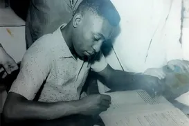 Santos celebra 69 anos do primeiro contrato de Pelé; confira o salário - Imagem