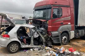 Seis pessoas da mesma família morrem em batida entre carro e carreta - Imagem