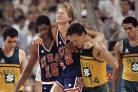 Técnico de time da NBA homenageia Oscar Schmidt em jogo - Imagem