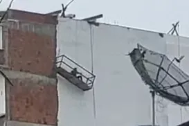 Trabalhador fica pendurado em andaime após corda ceder na Bahia - Imagem