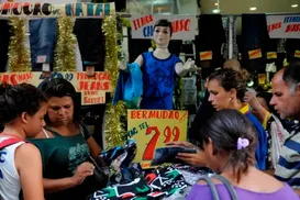 Trabalhar no feriado? Governo toma decisão que impacta o comércio - Imagem