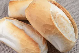 Truque com pão francês promete deixar grelhas e fogões brilhando - Imagem