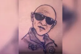 Turista suíço tatua rosto de agente da PRF no bumbum após abordagem - Imagem