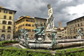 Turista tenta tocar pênis de estátua e é multada em R$ 29 mil - Imagem