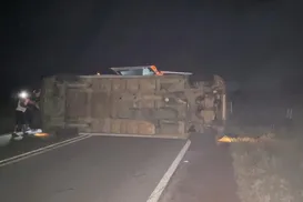 Van que levava banda de cantor capota em rodovia na Bahia - Imagem