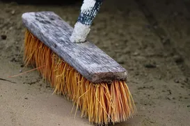 Vassoura vira motivo de crime com 3 baleados; entenda - Imagem