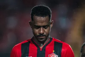 VÍDEO: zagueiro do Vitória deixa Fonte Nova sem conseguir apoiar o pé no chão - Imagem