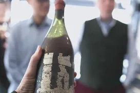 Vinho de 127 anos avaliado em R$ 600 mil é aberto e resultado surpreende - Imagem