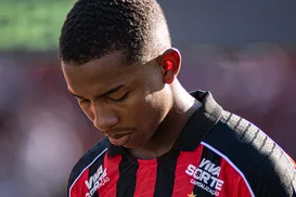 Volante da base ganha destaque no Vitória durante o Baianão - Imagem