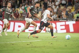 Volante do Vitória viraliza com chance inacreditável perdida; assista - Imagem