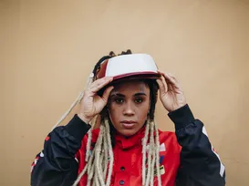 Capacetes para cabelos afro gratuitos são distribuídos em Salvador - Imagem