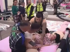 Homem enforca mulher em reality show e choca o público; veja vídeo - Imagem