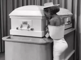 Influenciadora causa revolta ao posar sorrindo ao lado do caixão da filha - Imagem