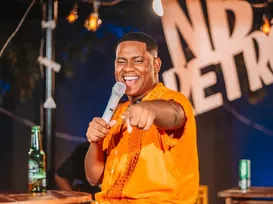 Músico de banda de arrocha recebe descarga elétrica durante show - Imagem