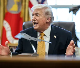 Trump anuncia envio de agentes de imigração para aeroportos dos EUA - Imagem