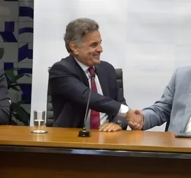 Aécio articula e PSDB pode lançar Ciro Gomes ao Planalto - Imagem