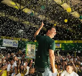 Dancinhas e pai na UTI: por que postura de Flávio Bolsonaro virou alvo de críticas - Imagem