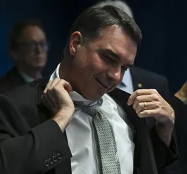 Flávio Bolsonaro faz churrasco com senadores após derrota de Messias no STF - Imagem