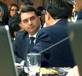 Flávio promete subir rampa do Planalto com Bolsonaro - Imagem