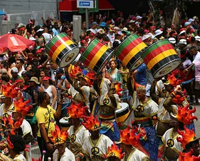 Dia do Axé Music: foliões relembram os anos 90 no Carnaval de Salvador - Imagem