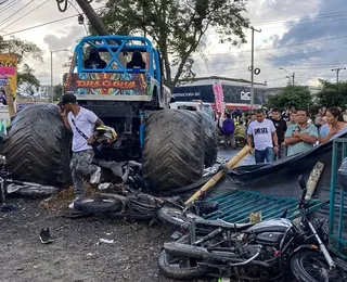 Acidente com "caminhão monstro" mata três pessoas e fere mais de 50