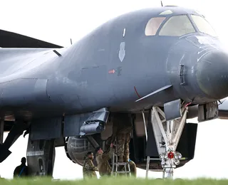 Aeronave dos EUA cai no Iraque com militares a bordo; veja detalhes