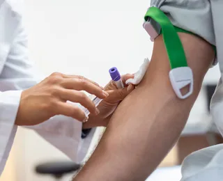 Alzheimer pode ser identificado por novo exame de sangue; entenda