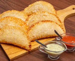 Apenas 2 ingredientes: aprenda a fazer massa de pastel econômica