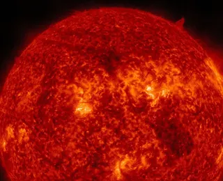 Artemis 2: tempestade solar ameaça segurança de astronautas rumo à Lua