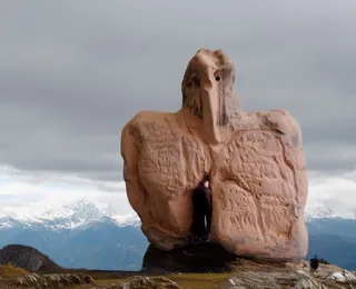 Artista baiana explora o imperfeito em esculturas únicas