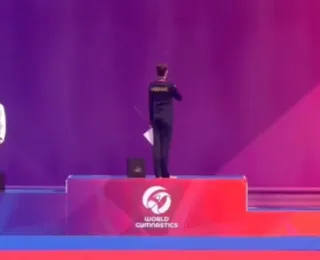 Atleta da Rússia fica de costas durante execução do hino da Ucrânia