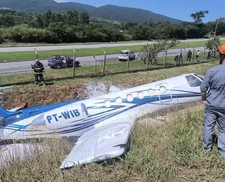 Avião a jato sai da pista e bate em barranco ao pousar em aeroporto