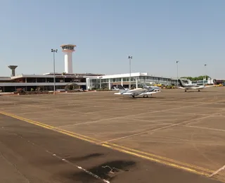 Avião que transportava R$ 15 milhões cai e moradores saqueiam dinheiro